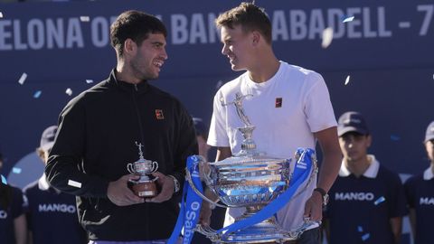 Alcaraz y Rune charlan tras la final, con el trofeo de campeón