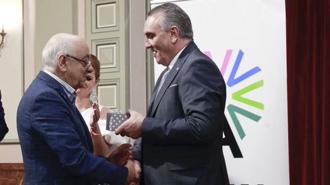 Fernando Rois, a la derecha, entregando un obsequio a Xulio Xiz en el acto del 2023 