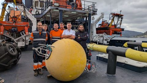 Los Gardacostas con la baliza oceanogrfica recuperada. 