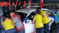 Alumnos del CEIP Luis Vives en la primera jornada escolar de seguridad en el automovilismo deportivo organizada por la Escudera Barbads.