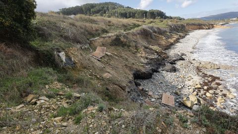 Parte del paseo destrozado en la playa focense de Arealonga, en la zona de Fazouro