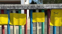 Mensajes de protesta por las condiciones en que trabajan en el centro educativo, el antiguo colegio de As Lagoas