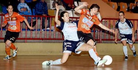 Maite trata de salvar la entrada de una jugadora del Poio en uno de los cinco derbis gallegos del Burela en la primera vuelta.