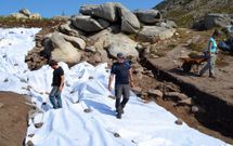 El equipo cubre la zona con tela geotextil para protegerla hasta que el a�o que viene. 