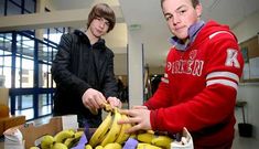 Imagen de archivo de reparto de fruta gratis en el IES Pintor Colmeiro de Silleda.