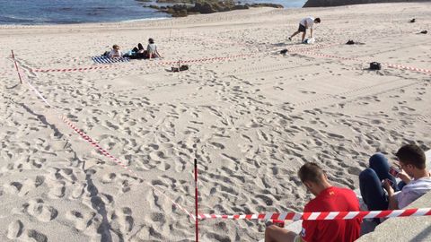SAN JUAN EN A CORU�A:  PARCELACI�N DE LA PLAYA  POR LOS M�S MADRUGRADORES