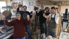 Isabel Lorenzo, Fernando Sangiovanni y sus hijos Agust�n y Joaqu�n muestran algunas de las piezas �nicas elaboradas en su taller de San L�zaro a partir de maderas como roble, nogal, cerezo o fresno. Creaciones ya reclamadas por distintos chefs. �Es un trabajo duro, pero que da muchas alegr�as�, enfatiza Fernando