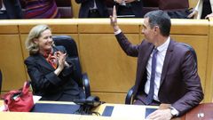 La vicepresidenta Nadia Calvio, aplaudiendo este martes a Pedro Snchez tras la intervencin del presidente del Gobierno en la sesin de control en el Senado