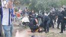 Un grupo de policías asiste a uno de los heridos en el atropello