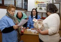 Maite Prieto, en el centro de la imagen, durante una de las jornadas de reparto de paquetes.