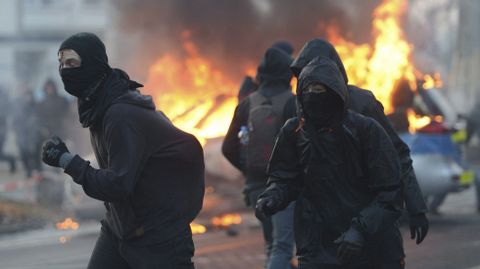 Grupos de manifestantes protagonizaron hoy violentos enfrentamientos con el fuerte operativo antidisturbios desplegado en Frncfort ante la inauguracin de la nueva sede del Banco Central Europeo (BCE) que tendr lugar este mircoles.
