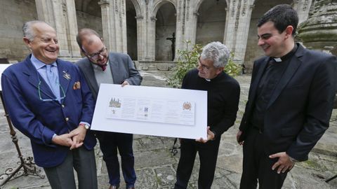 La credencial se presentó en la catredral lucense el 19 de noviembre del 2015. De izquierda a derecha, el autor del diseño, Chencho Pardo; el presidente de Lugo Monumental, Luis Latorre; el deán, Mario Vázquez, y el delegado diocesano de Peregrinaciones