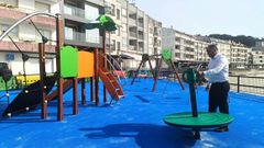 El alcalde de Poio, �ngel Moldes, comprob� in situ la reforma del parque infantil