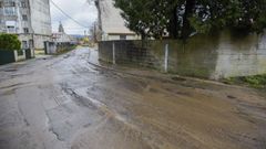 La R�a do Santo, en Louriz�n, llena de lodo, con la iglesia de Os Praceres, al fondo
