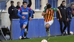 Jorge Mier, de azul, durante un Amorebieta-Castell�n