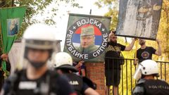 Una bandera de homenaje a Ratko Mladic.