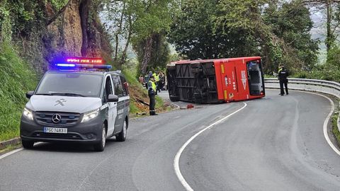 Autob�s volcado tras la colisi�n en la N-632.
