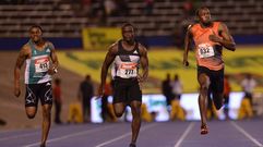 Bolt, a la derecha, durante la semifinal del campeonato jamaicano