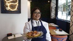 Alexandra muestra un plato de chipirones a la planta con cremoso de boniato