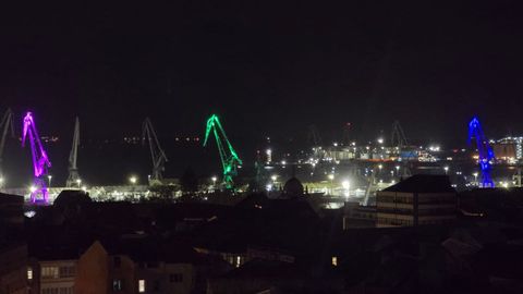 Las gras de Navantia, iluminadas para la Navidad.