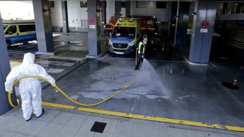 La limpieza se extremó durante el covid con fumigaciones incluso en el exterior del Chuac contando con la colaboración de la Unidad Militar de Emergencias (UME)