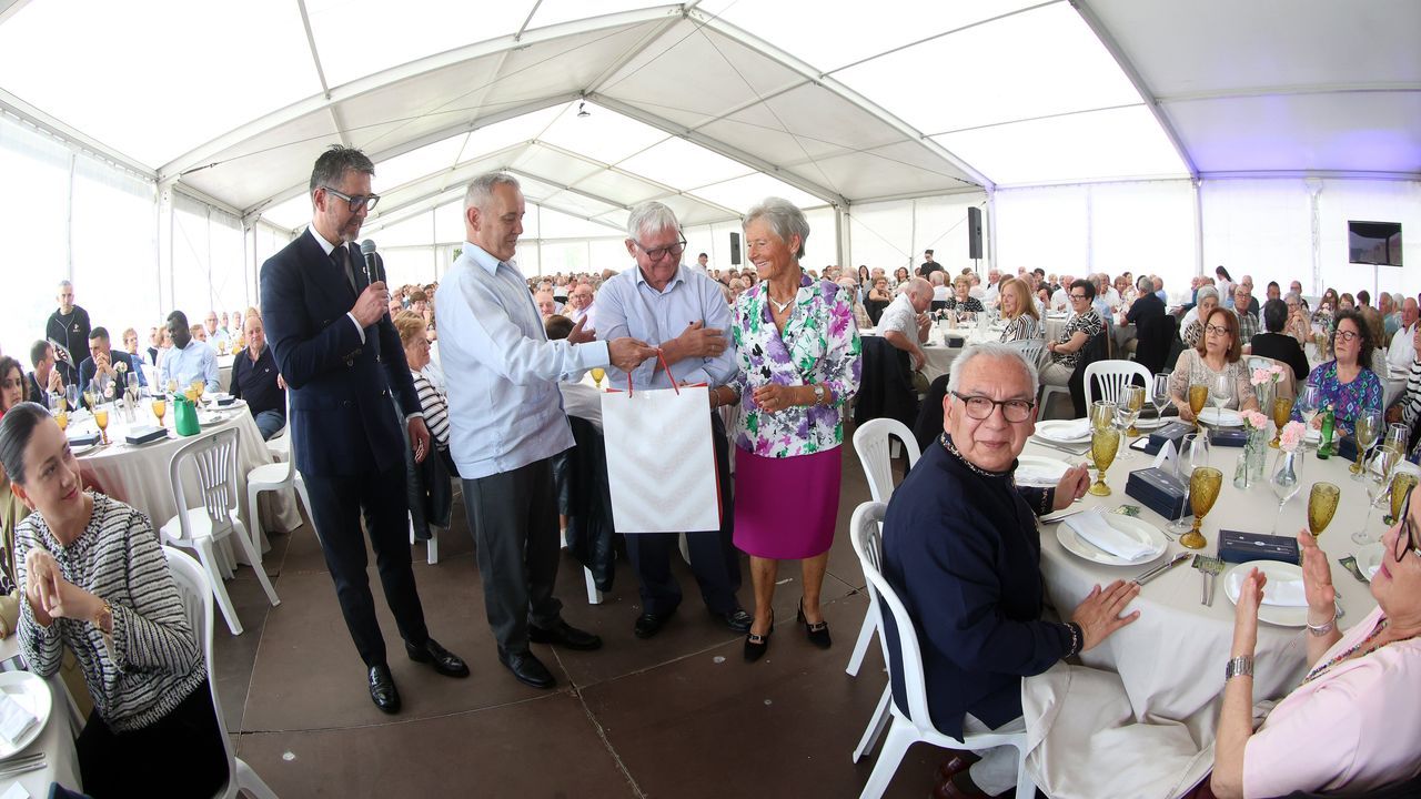 Reconocimientos, sorpresas y mucha fiesta en la comida de mayores de O Son