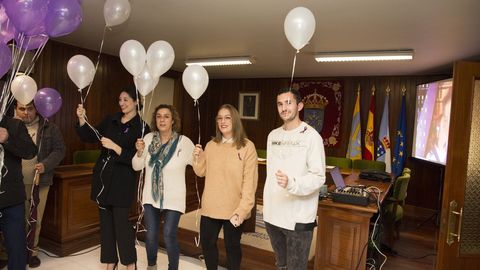 Malpica. Reparto y suelta de globos por el 25N