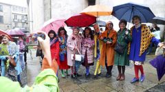 La comparsa de Maruxas e Coralias recorri� este lunes las calles compostelanas