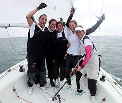 Echegoyen -a la derecha-, junto al resto de su equipo al concluir la competici�n en Busan.