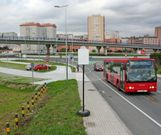 Un bus urbano, antes de llegar a una de las paradas. 