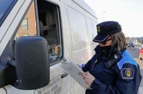 Una agente de Carballo solicita la documentaci�n al conductor de una furgoneta . 