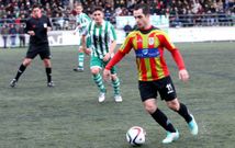 Dani Bea, que debutaba y que fue de los destacados, ante la mirada del local Javi Fuentes. 