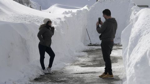 Una pareja se saca fotos en un pasillo de nieve en Pajares