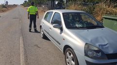 Detalle del turismo, en el que se aprecia el impacto del atropello