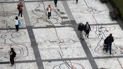 - Varios viandantes cruzan el Paseo de los �lamos en Oviedo