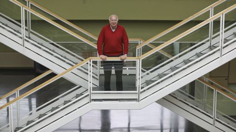 Casares posa na Escola T�cnica Superior de Enxe�ar�a da USC, onde d� clases