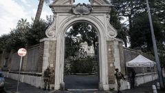 Entrada de la nunciatura de la Santa Sede en Roma, donde se hallaron los restos humanos