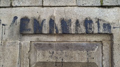 Pintada del  Adiante Semanario  en la fachada del monasterio de Celanova, emborronada por una productora que graba una serie para Netflix.