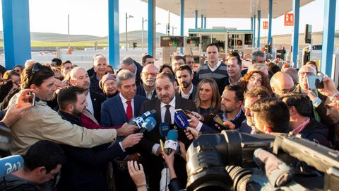 El ministro de Fomento, José Luis Ábalos, acudió a Sevilla para explicar el fin del peaje entre Sevilla y Cádiz