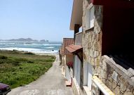 Casas en Reira, con el Cabo Vil�n al fondo.