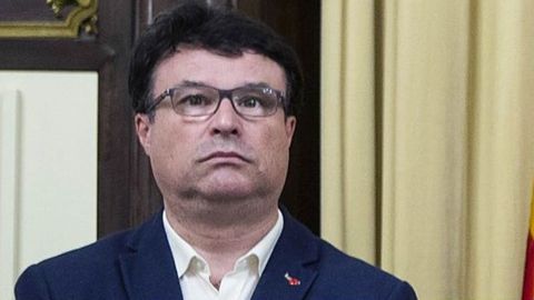 17. JOAN JOSEP NUET PUJALS. Miembro del Parlament. La Fiscal�a no pide penas de prisi�n para �l, pero s� solicita una multa de 10 meses con una cuota diaria de 100 euros por un delito continuado de desobediencia grave e inhabilitaci�n especial para empleo o cargo p�blico durante un a�o y ocho meses. La Abogac�a del Estado pide una multa de 8 meses de inhabilitaci�n especial para empleo o cargo p�blico por un delito de desobediencia grave. 