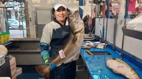 Pili�a G�mez en su puesto de la plaza de Portonovo con un espl�ndido abadejo que envi� a Madrid por un encargo de Fin de A�o