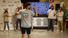 La marca Klout, de Lolita Moda, viste a Caetano Horta y lanza una camiseta especial