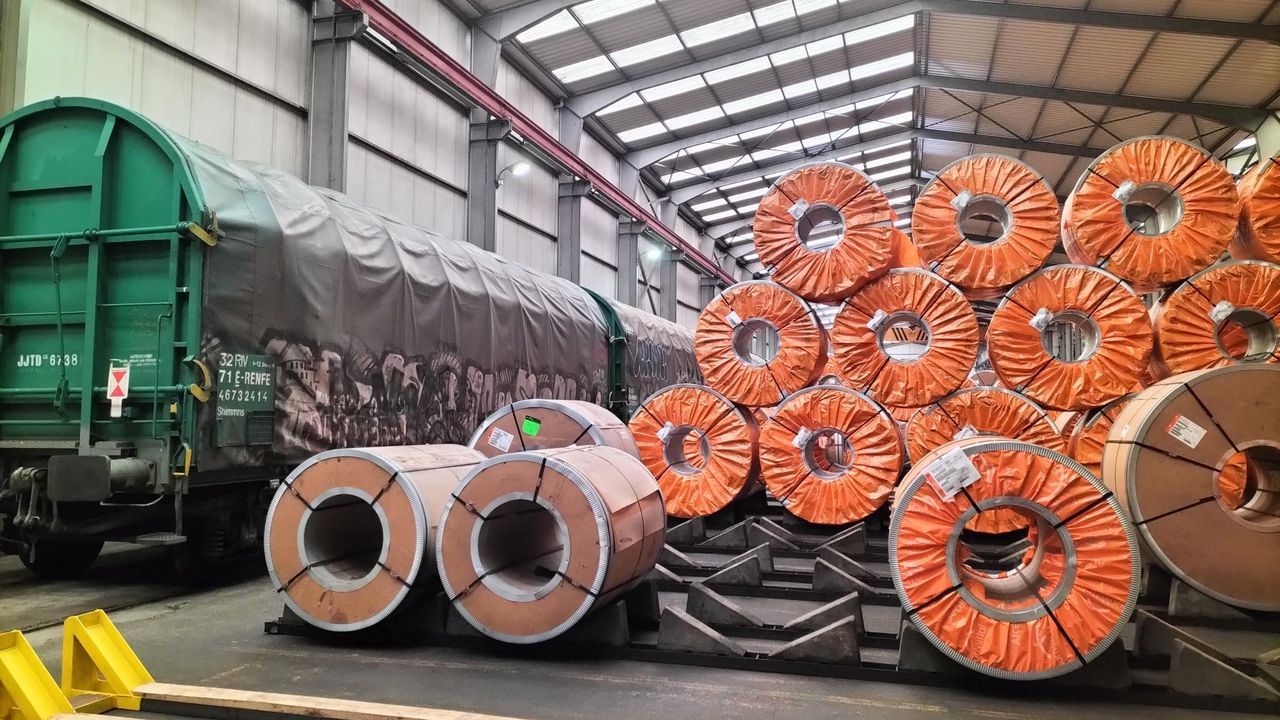 Arcelor intenta legalizar su nave de Chapela que suministra a Stellantis