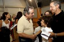 Muchos padres y alumnos agradecieron sus a�os de trabajo a Miguel Su�rez. 