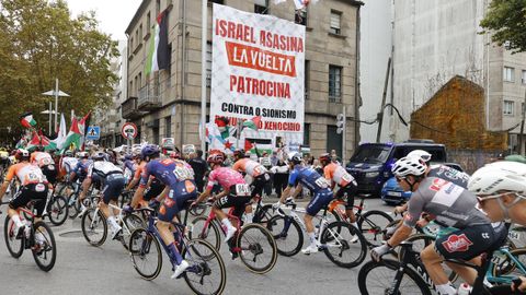 Protestas de la Etapa 16 de La Vuelta a Espaa entre Poio y Mos
