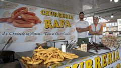 El lousamiano Rafael Crespo tiene 33 a�os y mont� su negocio con 18. En la imagen, junto a una de los tres empleados que tiene contratados.