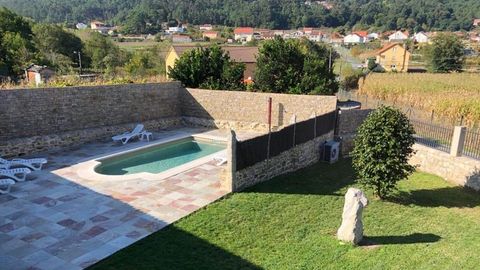 La Casa de Horta, una de las viviendas más cotizadas de la comarca, nos abre sus puertas.En el exterior hay una piscina con termostato, lo que permite regular la temperatura y darse un chapuzón en agua caliente aunque haga frío