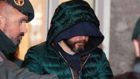 Pedro L. N. A., supuesto inductor del asesinato por encargo del concejal de Llanes, Javier Ardines, a su llegada al Juzgado de Primera Instancia e Instrucci�n de Llanes