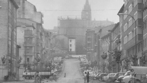 Gasómetro de Oviedo, desde la avenida de Torrelavega
